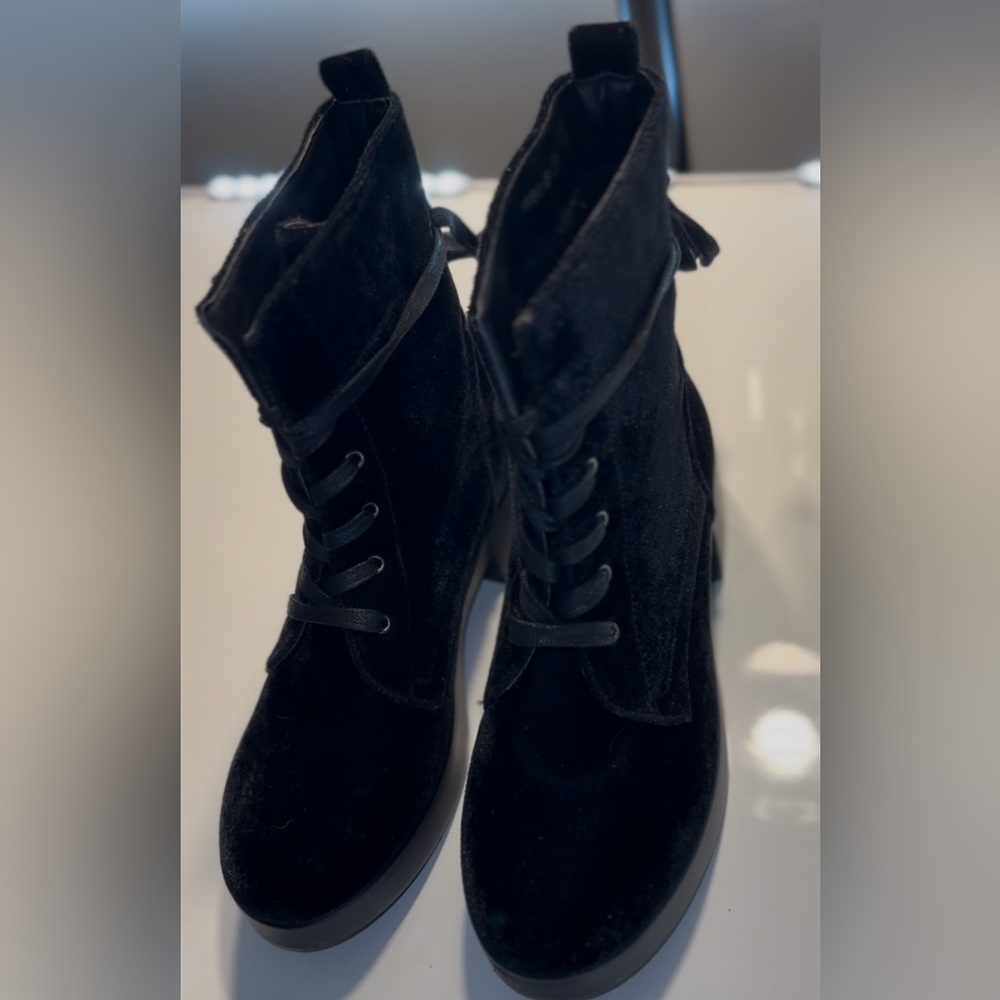 Elegant Black velvet Women's Boots